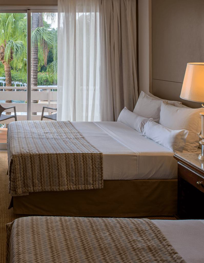 Superior vista piscina - duas camas casal